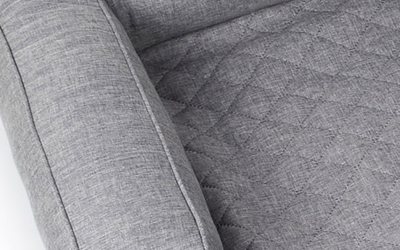 Schöner und eleganter Sofaüberwurf im Strukturpolsterstoff